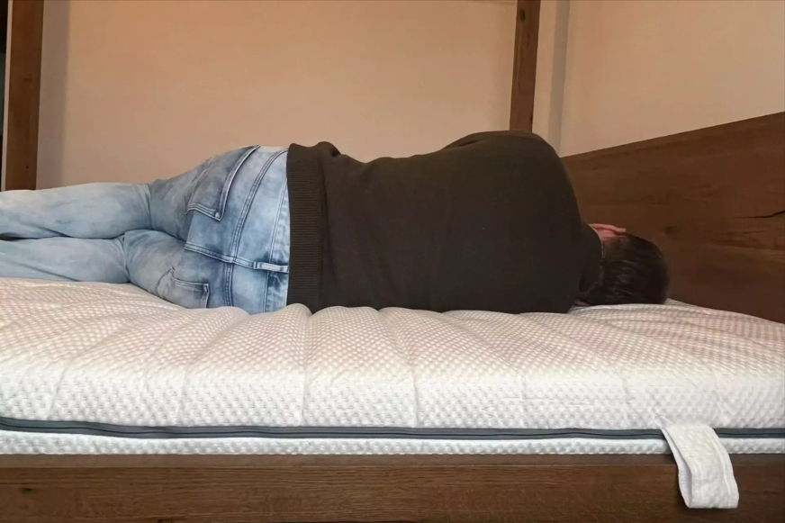 Onze zwaardere testslaper vond de Wave Smart ook in de zijpositie heerlijk liggen, maar onze lichtere testslaper gaf de voorkeur aan het zachtere Wave Light matras.